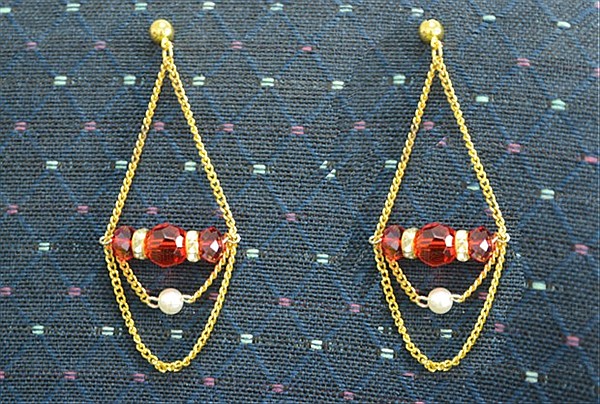 Chain earring.